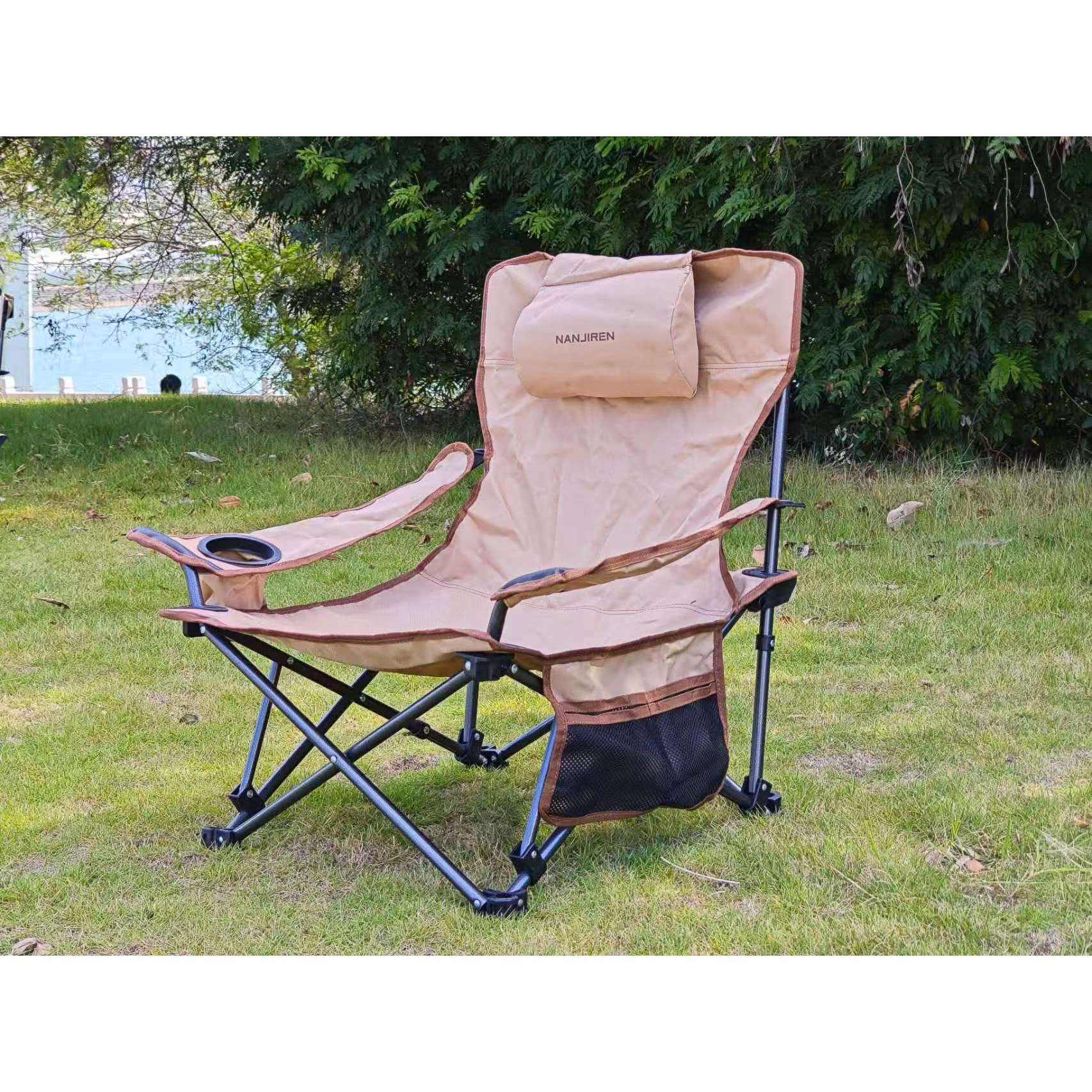 สีชมพูและสีขาวมีที่วางแขนและหมอน