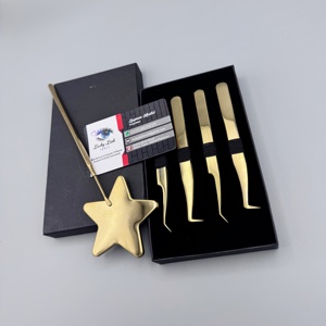 แหนบต่อขนตา LUCKY LASH TOOLS รุ่น LLT-10185 สำหรับมืออาชีพ พร้อมโลโก้ส่วนตัว สีทอง ทำจากสแตนเลส ป้องกันไฟฟ้าสถิตย์ ด้ามจับไฟเบอร์ ปลายเรียบลื่น - Product Image 1