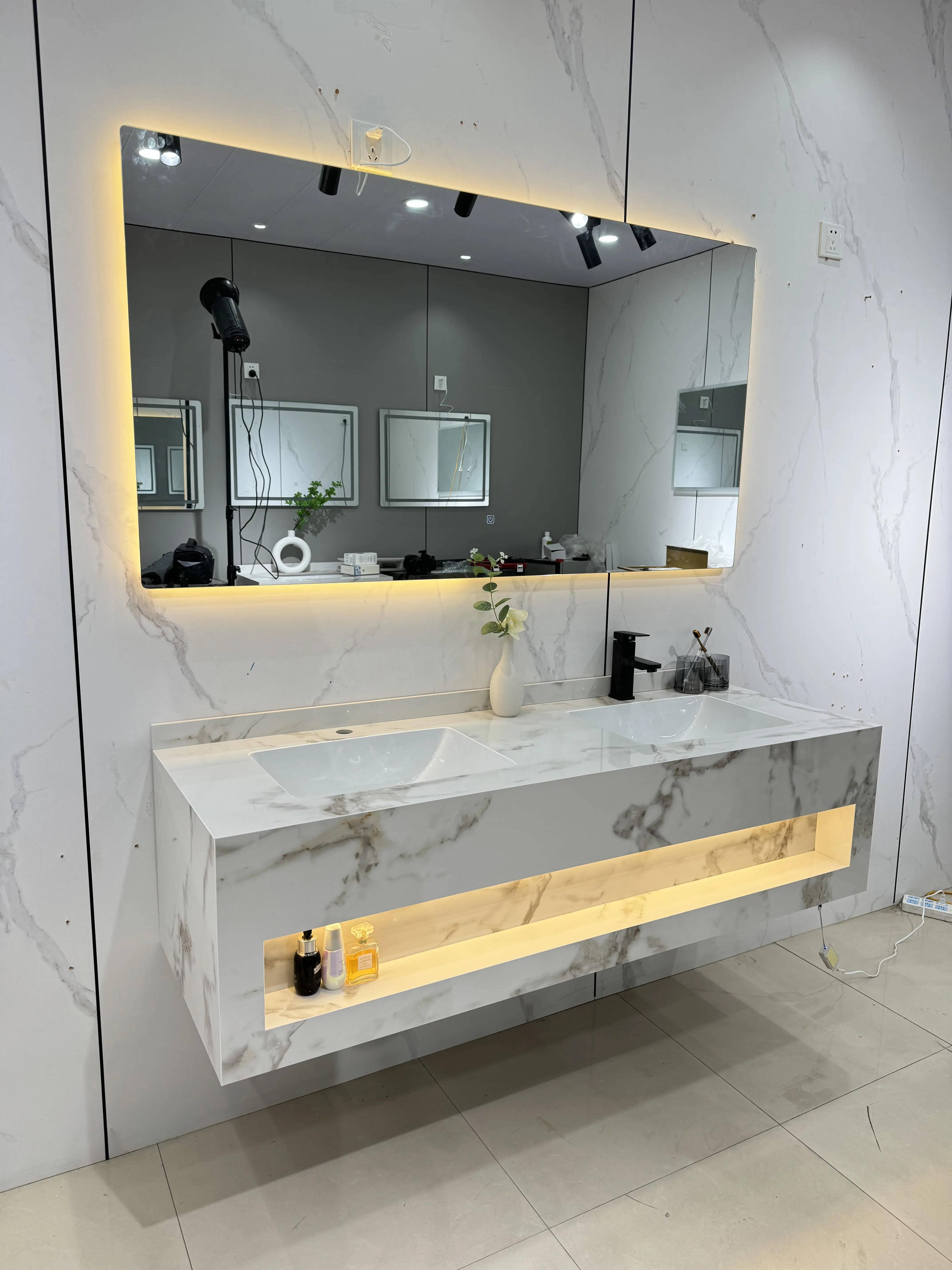 Gabinete de lavabo de tocador de baño de piedra sinterizada de mármol montado en la pared de lujo ligero con espejo
