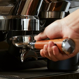 Portafiltro de Espresso de 58 mm Compatible con Cafeteras E61, con Boquilla, 2 Orejas, Cabezal de Acero Inoxidable, Cesta de Filtro y Mango de Madera - Product Image 5