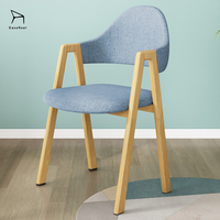 Fournisseur Chaise de salle à manger italienne moderne en bois massif de haute qualité Fauteuil de cuisine à siège unique avec tissu empilable pour la maison ou les centres commerciaux