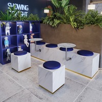 Ensemble de mobilier moderne pour salon de thé : table ronde et chaises en acier inoxydable avec banquette murale pour café-bar