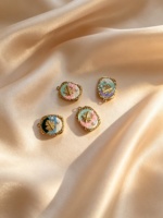 Pendentif ovale en émail coloré YWXS plaqué or avec bord martelé et détails de perles, breloque feuille en émail, collier vintage en métal à faire soi-même