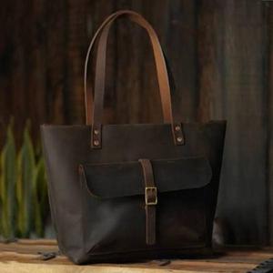 Sac à main élégant pour femme en similicuir, sac à bandoulière tendance avec accent pompon et fermeture éclair sécurisée pour le shopping et les voyages - Product Image 1