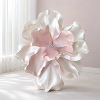 Grande sculpture florale géante rose et blanche en mousse EVA faite à la main, accessoire de toile de fond pour mariage, Saint-Valentin, événements en centre commercial et vitrines