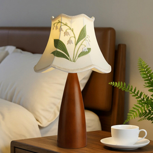 Lámpara de mesa de tela estilo vintage Lily Of The Valley, base de madera maciza, fuente de luz LED E27, dormitorio, sala de estar, estudio - Product Image 1