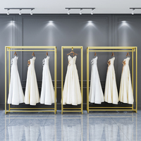 Présentoir de Luxe en Acier Inoxydable Doré pour Robes de Mariée – Étagères Professionnelles pour Boutiques de Vêtements et Magasins de Mariage