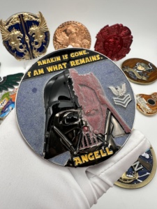 Moneda de desafío de metal esmaltada con doble temática de Wednesday Addams y <span class=keywords><strong>Beetlejuice</strong></span>, recuerdo decorativo de película de Halloween - Product Image 2