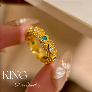 Anillo de plata chapado en oro con esmeralda y diamantes engastados en forma de flor, anillo de moda para mujer. - Product Image 1
