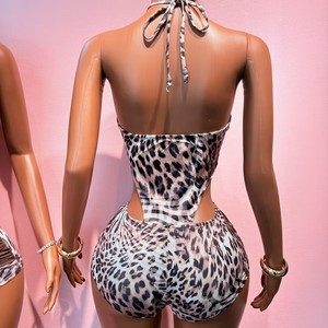 Completo coordinato da festa 2026 Y2K con <span class=keywords><strong>body</strong></span> cut-out leopardato/zebrato e pantaloncini a due pezzi da donna, con decorazioni a catena e <span class=keywords><strong>schiena</strong></span> scoperta - Product Image 2