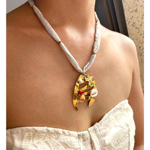 Ciondolo a Forma <span class=keywords><strong>di</strong></span> Cuore Cristiano in Acciaio Inox con Accenti in Zircone Colorato e Conchiglia, Collana Trendy Versatile e Unica per Donne - Product Image 2