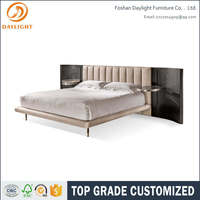 Magnifiques lits en cuir blanc à grande tête de lit et dossier haut pour couples, ensemble de chambre à coucher italien, lit king size de luxe de designer italien