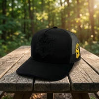 Casquette Trucker en Coton Noir Uni avec Maille, Logo Double Aigle en Relief Ton sur Ton Personnalisé, Réglable avec Fermeture Snapback