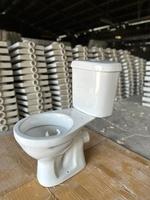 WC moderne à double chasse en céramique italienne de haute qualité, deux pièces, à poser au sol, avec fonction de lavage des fesses, fabriqué en Inde