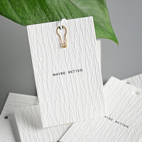 Étiquettes de vêtements en papier écologiques haut de gamme personnalisées, gaufrage, impression UV - Conception de logo professionnelle pour les vêtements de luxe pour femmes et hommes