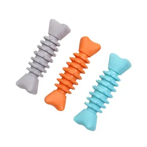 Desain baru membersihkan gigi karet tahan lama mengasah ikan bentuk tulang berwarna-warni TPR anjing peliharaan mainan kunyah