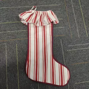 Chaussette de Noël vintage à volants, rayée rouge et blanche, à carreaux, avec bordure festonnée pour la décoration de la maison en fêtes - Product Image 3