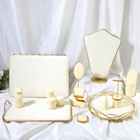 Ensemble de présentoirs à bijoux créatifs en velours ivoire crème champagne doré, polyvalents et multi-usages, pour vitrine de bijouterie