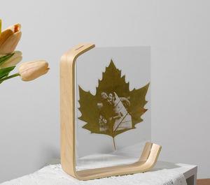 <span class=keywords><strong>Cadre</strong></span> <span class=keywords><strong>photo</strong></span> en bois <span class=keywords><strong>pas</strong></span> <span class=keywords><strong>cher</strong></span> en forme de L, style nordique, gravure laser motif feuille, installation sur table, couleur bois naturel, chêne blanc - Product Image 2