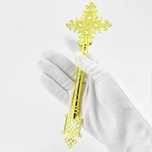 Подарок христианской православной религии, маленькая рука, держащая позолоченный крест, крест епископа пастора - Product Image 4