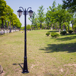 Lampadaire de jardin extérieur en laiton à LED blanc chaud avec abat-jour en verre IP65 AC 220V 2700K à détecteur de mouvement solaire et intensité variable - Product Image 2