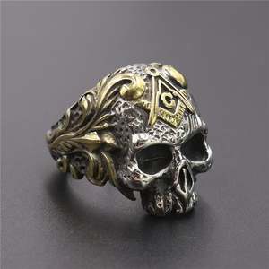 Anillo de Calavera con Símbolo Masónico de Acero Inoxidable Resistente a la Decoloración, Estilo Punk Biker, Anillos de Calavera Grabados para Hombre, Talla Estadounidense 7-15 - Product Image 1