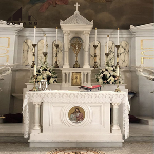 Altare Religioso Cattolico Personalizzato in Marmo Bianco e Rosso Venato Intagliato a Mano con Colonna e Croce Gotica per Decorazione Interna della Chiesa - Product Image 3