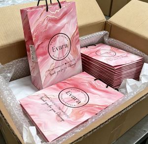 ถุงกระดาษของขวัญสำหรับร้านค้าปลีกเสื้อผ้าและรองเท้าแบบกำหนดเอง พร้อมหูหิ้ว พิมพ์โลโก้ - Product Image 6