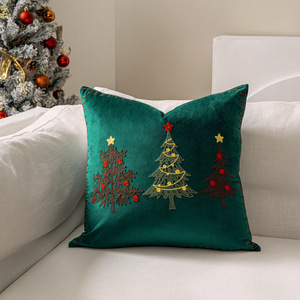 Accessoires de fête de Noël d'hiver Housses d'oreiller en peluche 18x18 pouces Taies d'oreiller en forme d'arbre de Père Noël Housses de coussin en peluche douce - Product Image 4