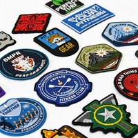 Vente en gros de patchs et badges en velcro personnalisés en PVC souple 3D en relief. Idéal pour la promotion de la marque sur les chapeaux et les uniformes.
