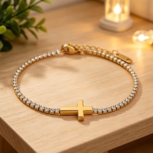 Bracelet chaîne tennis minimaliste en acier inoxydable hypoallergénique avec croix centrale en cristal pour femme, bijou de déclaration quotidien, cadeau - Product Image 1
