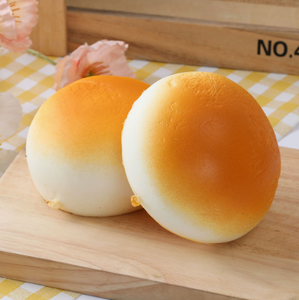 Juguete antiestrés de PU de rebote lento con tacto suave y húmedo, modelo realista de pan y bollo dorado, decoración para amantes de la gastronomía. - Product Image 1