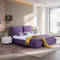 Lit double minimaliste italien en cuir rembourré avec grand coussin et nœud papillon, lit violet aligné sur le côté pour chambre principale