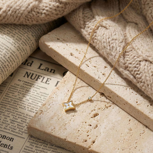 Elegante Collana da Donna in Acciaio Inossidabile con Catena a Maglie e Ciondolo a Stella, Gioiello Semplice Dorato alla Moda - Product Image 3