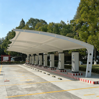 Abri de voiture moderne en membrane tendue PVC enduit, résistant aux intempéries, pour station de recharge de véhicules électriques, résistance au vent 120 km/h, ignifuge