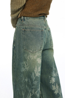 Jeans en denim délavé imprimé avec des éléments floraux gravés au laser vintage