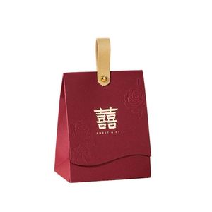 Boîte d'emballage de bonbons rouges européens avec logo personnalisé, sac cadeau en papier élégant, sacs de transport portables pour friandises, pour mariage, en gros - Product Image 1