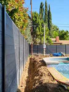 Encadrez votre espace avec la qualité et le design supérieurs de nos clôtures composites - Product Image 1