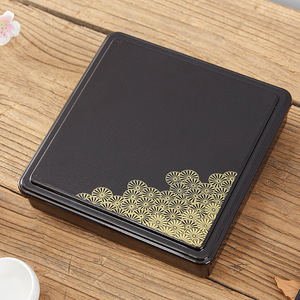 Lonchera estilo japonés, negra, rectangular, con tapa de plástico y diseño floral, para guardar el almuerzo. - Product Image 3