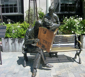 Statue en bronze bronze homme sur banc sculpture lecture avec petite fille - Product Image 4