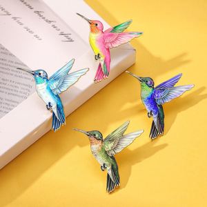 Vente en gros : Épinglette en alliage de zinc émaillé, imprimée UV, thème colibri aux couleurs vives, design de vol réaliste, accessoire décontracté, cadeau - Product Image 1