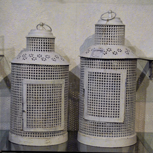 Ensemble de lanternes vintage en métal blanc, porte-bougies perforés faits à la main, décoration rustique pour l'extérieur, le jardin, la terrasse, la maison, à suspendre - Product Image 1