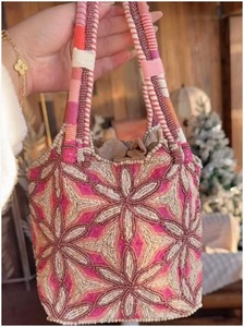 Sac à main élégant fait main perlé et brodé, très demandé, pour femme, disponible à la vente - Product Image 4