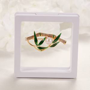 Broches de mode en bambou vert exquis en gros pour femmes, accessoires de poitrine en perles d'eau douce pour tenues festives - Product Image 4