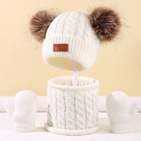 Ensemble bonnet tricoté pour bébé avec double pompon en fausse fourrure, motif torsadé doux, chaud, pour l'extérieur, avec écharpe et gants assortis