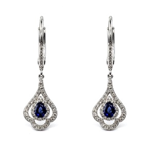 Boucles d'oreilles pendantes classiques en or blanc 18 carats avec diamants et saphirs bleus, serties griffes, design quotidien de Hong Kong pour femmes - Cadeau de mariage et de fête - Product Image 1