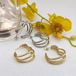 Pendientes de Aro con Forma de Corazón Acanalado |   Acero Inoxidable Chapado en Oro PVD de 18K |   Aros en capas impermeables, hipoalergénicos y duraderos para mujer - Product Image 4