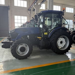 Tracteur agricole 4x4 à transmission par engrenages, roues noires, moteur haute sécurité, composant essentiel pour usage agricole - Product Image 1