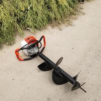 Tarière rotative thermique portable pour le forage de trous de poteaux agricoles