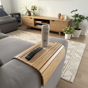 Plateau de canapé pliable en bois naturel grainé, avec base antidérapante renforcée et lattes en bambou robustes, s'adapte aux accoudoirs – Vente en gros - Product Image 4